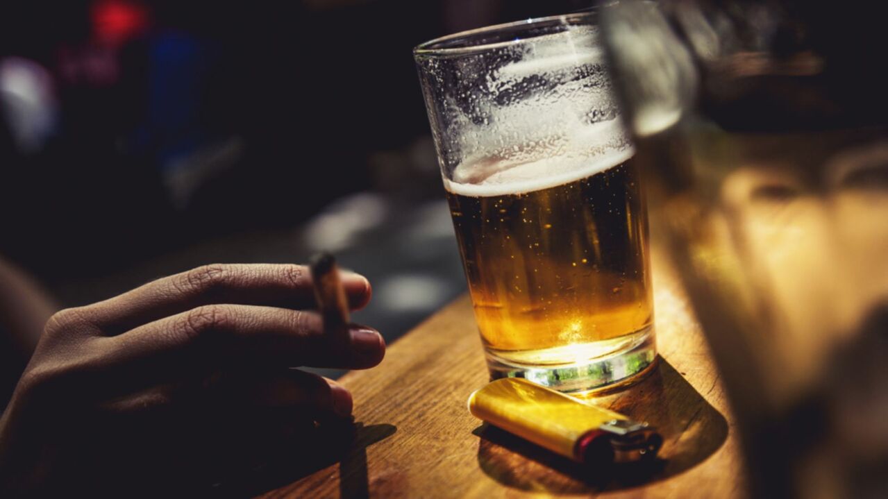 Fumare e alcol come le cause della pressione alta