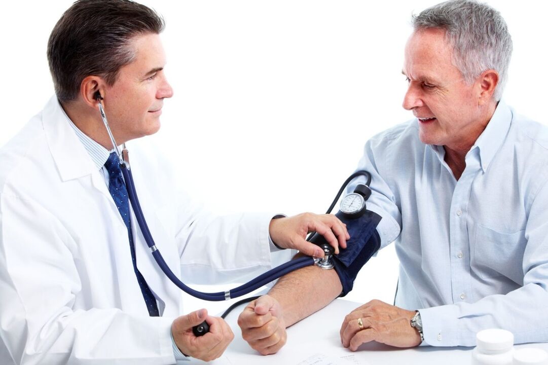 Il medico misura la pressione del paziente con la pressione alta